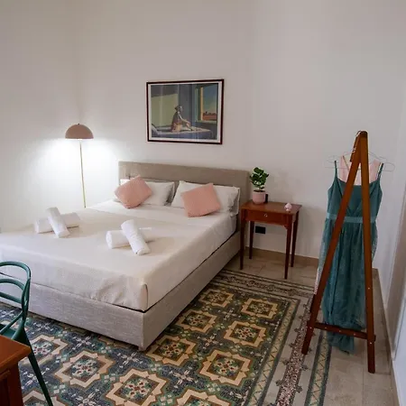 A Casa Di Anna - Charming House With Courtyard Apartment Bari