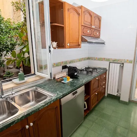 A Casa Di Anna - Charming House With Courtyard Apartment *